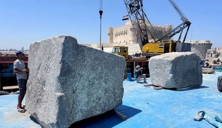 İskenderiye Feneri'nin Dev Taş Blokları Deniz Tabanından Kaldırıldı