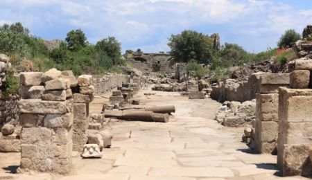 Antik Side’nin ana caddelerinden biri ortaya çıkarıldı 